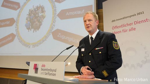 111012 innovationspreis02 orstellung des 1. Preises für die Entwicklung einer 3D-Simulationssoftware durch einen Kollegen der Feuer- und Katastrophenschutzschule Rheinland Pfalz