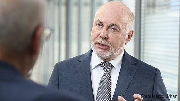 dbb Chef Ulrich Silberbach im Gespräch mit einer ihm gegenüber stehenden Person
