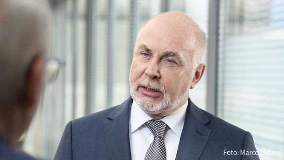 Ulrich Silberbach dbb Chef Ulrich Silberbach im Gespräch mit einer ihm gegenüber stehenden Person