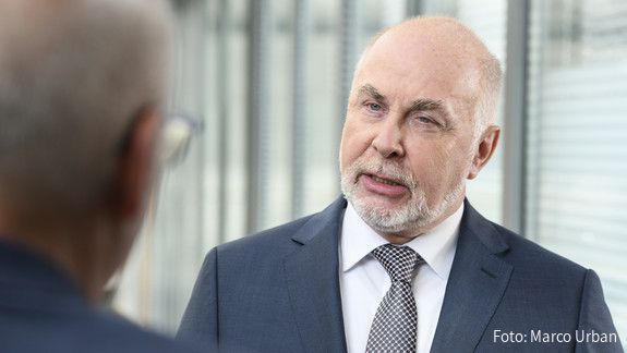 dbb Chef Ulrich Silberbach im Gespräch mit einer ihm gegenüber stehenden Person