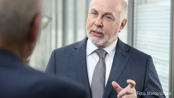 dbb Chef Ulrich Silberbach im Gespräch mit einer ihm gegenüber stehenden Person