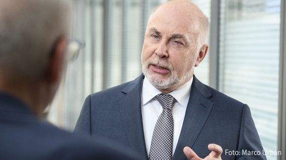 dbb Chef Ulrich Silberbach im Gespräch mit einer ihm gegenüber stehenden Person