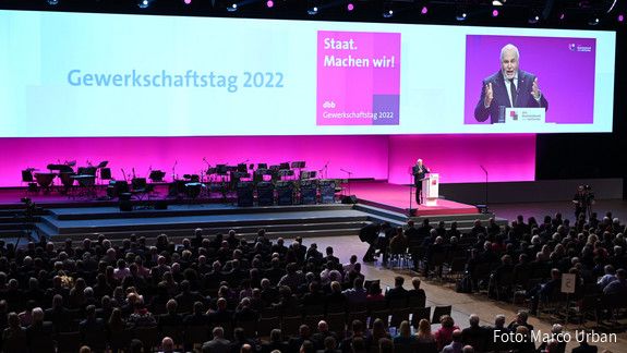 dbb Chef Ulrich Silberbach bei seiner Rede auf der Öffentlichen Veranstaltung des dbb Gewerkschaftstag 2022