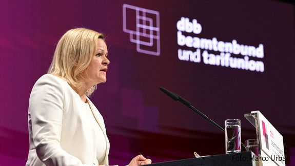 Bundesinnenministerin Nancy Faeser bei der dbb Jahrestagung 2023 Bundesinnenministerin Nancy Faeser bei der dbb Jahrestagung 2023