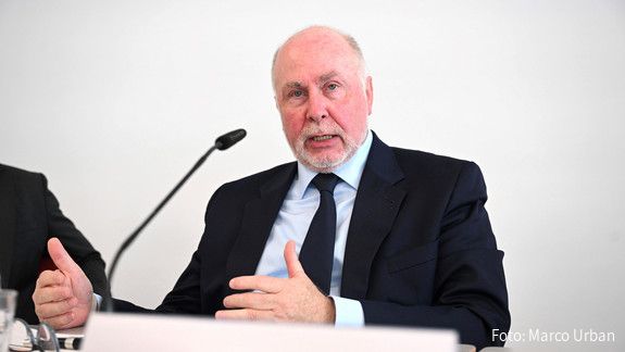 Nur noch 25 Prozent der Befragten glauben, dass der Staat seinen Aufgaben gewachsen ist – dbb Chef Ulrich Silberbach schlägt Alarm angesichts der Bürgerbefragung 2024.