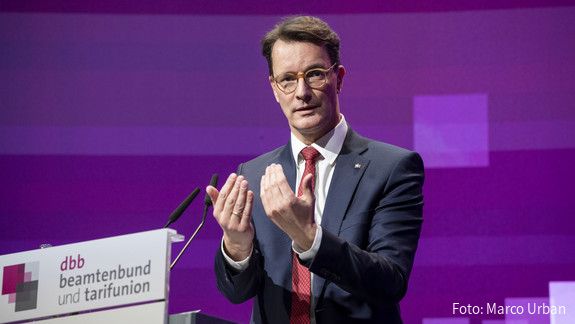 NRW-Ministerpräsident Hendrik Wüst betonte die Bedeutung eines starken öffentlichen Dienstes für die Handlungsfähigkeit und das Ansehen des Staates.