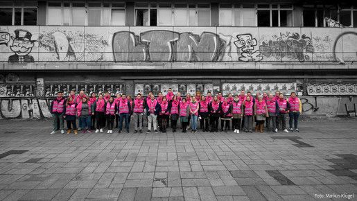 Einkommensrunde 2021: dbb jugend fordert konstruktive Verhandlungen Eine Gruppe junger Beschäftigter des öffentlichen Dienstes in Warnwesten steht vor einem abrissreifen Plattenbau