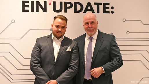 Der neue dbb jugend Chef Matthäus Fandrejewski mit dem dbb Bundesvorsitzenden Ulrich Silberbach, der dem 32-Jährigen zur Wahl gratulierte. 