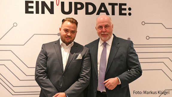 Bundesjugendtag 2022 Der neue dbb jugend Chef Matthäus Fandrejewski mit dem dbb Bundesvorsitzenden Ulrich Silberbach, der dem 32-Jährigen zur Wahl gratulierte.