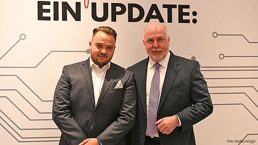 Der neue dbb jugend Chef Matthäus Fandrejewski mit dem dbb Bundesvorsitzenden Ulrich Silberbach, der dem 32-Jährigen zur Wahl gratulierte. 
