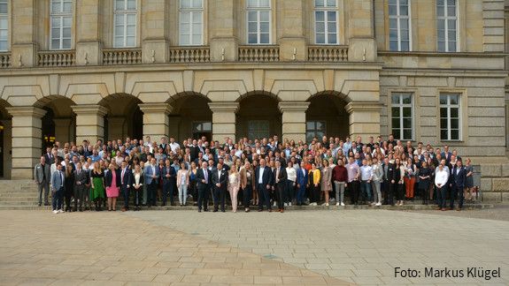 Alle mehr als 200 Delegierten des Bundesjugendtags der dbb jugend stehen am 6. Mai 2022 vor dem Ernst-Reuter-Haus in Berlin.