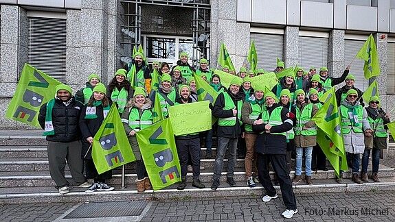 Einkommensrunde der Länder: Schule macht Druck Das Foto zeigt Demonstrierende Lehrkräfte.