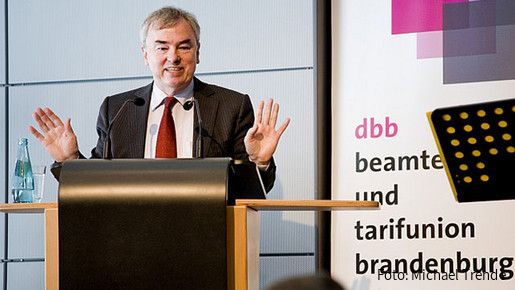 Klaus Dauderstädt auf dem Gewerkschaftstag des dbb Landesbundes Brandenburg Klaus Dauderstädt auf dem Gewerkschaftstag des dbb Landesbundes Brandenburg