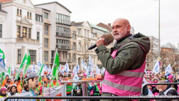 10,5 Prozent mehr Einkommen, mindestens jedoch 500 Euro – das ist die Kernforderung des dbb für die Beschäftigten im öffentlichen Dienst. Beamtenbund, DBB, Demonstration, Deutscher Beamtenbund, Finanzministerium, Fotoauftrag, Gewerkschaft, Hannover, Streik, Tarifverhandlungen