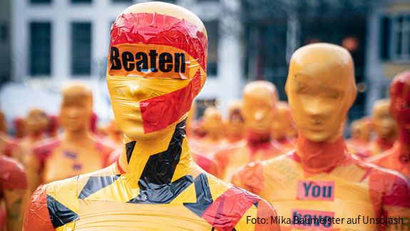 Bekämpfung von Gewalt gegen Frauen Frauenfiguren bei einer Demonstration gegen Gewalt gegen Frauen