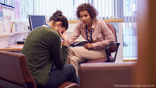 Junge Frau im Gespräch mit einer weiblichen Vertrauensperson über psychische Belastungen