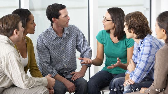 Mehr Frauen ins Ehrenamt: Mut zusprechen reicht nicht Männer und Frauen sitzen im Halbkreis auf Stühlen, eine Frau gestikuliert und spricht