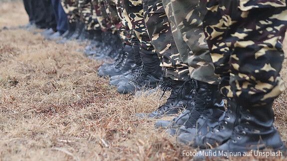 Öffentlicher Dienst im Spannungs- und Verteidigungsfall: dbb fordert klare Regeln, starke Strukturen und Schutz der Beschäftigten Stiefel von Soldaten