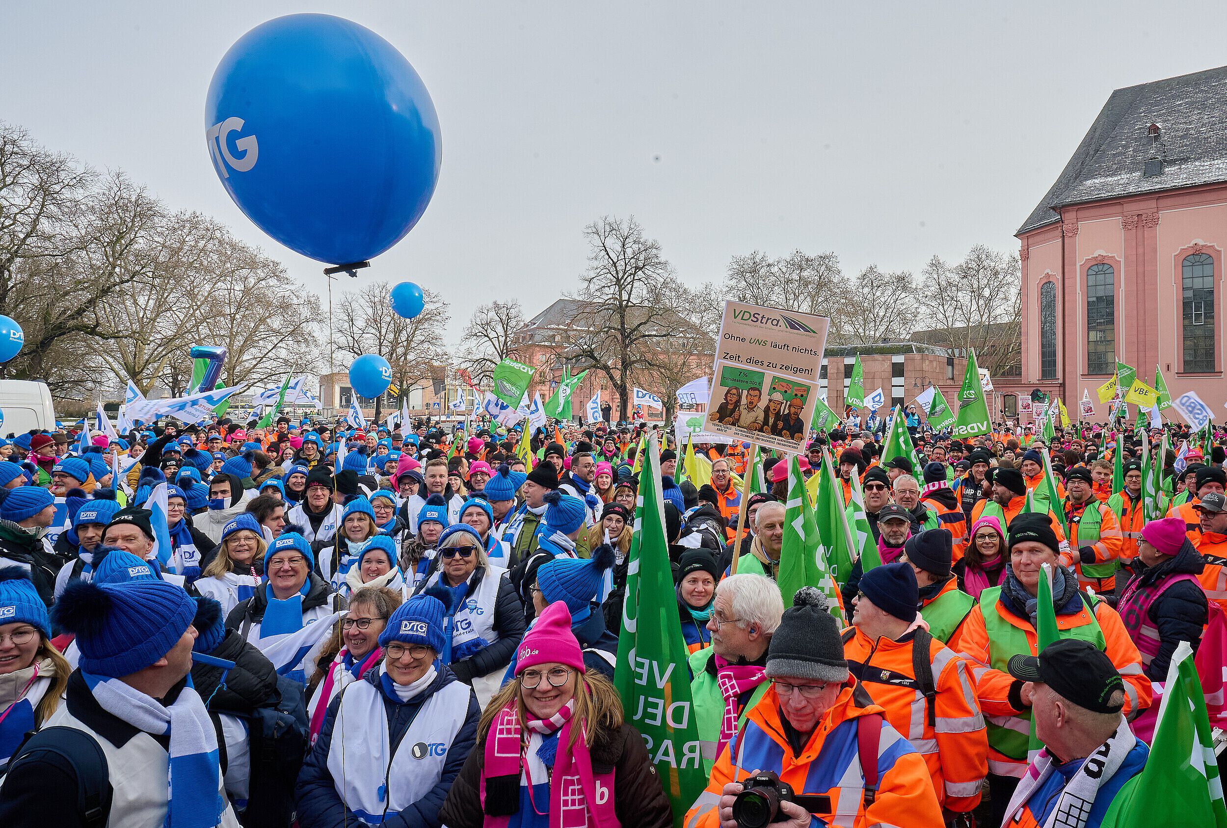 2.500 Beschäftigte des öffentlichen Dienstes demonstrieren in Mainz