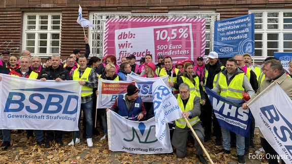 Faire Bezahlung und bessere Arbeitsbedingungen: Dafür gingen Justizbeschäftigte vor der Justizministerkonferenz in Berlin auf die Straße. Faire Bezahlung und bessere Arbeitsbedingungen: Dafür gingen Justizbeschäftigte vor der Justizministerkonferenz in Berlin auf die Straße.