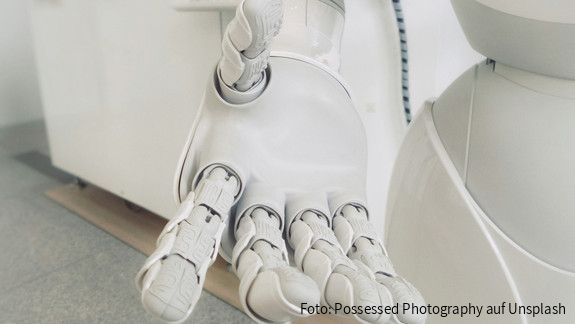 Künstliche Intelligenz Nahaufnahme einer weißen Roboterhand