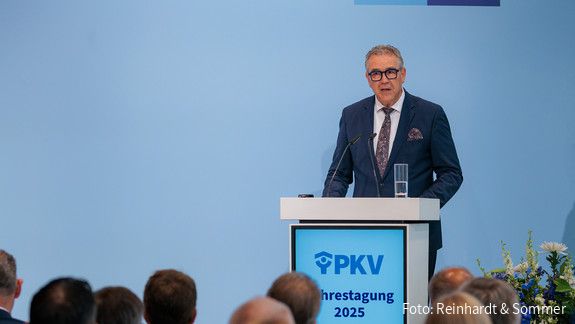 Fotos der PKV Jahrestagung 2025 am 05.06.2025 in Berlin Ein Mann in Anzug steht hinter einem Rednerpult und spricht in ein Mikrofon