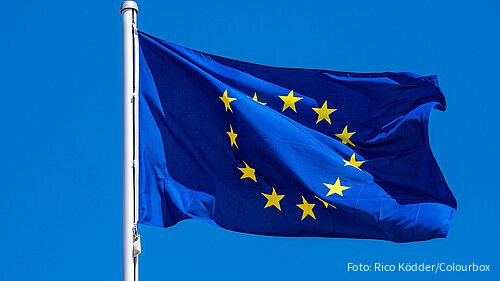 Das Foto zeigt eine Europaflagge, die im Wind flattert.