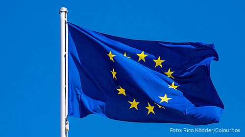 Das Foto zeigt eine Europaflagge, die im Wind flattert.