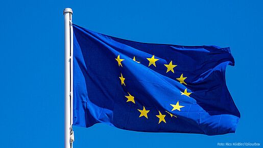 Das Foto zeigt eine Europaflagge, die im Wind flattert.