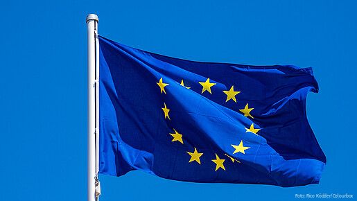 Das Foto zeigt eine Europaflagge, die im Wind flattert.