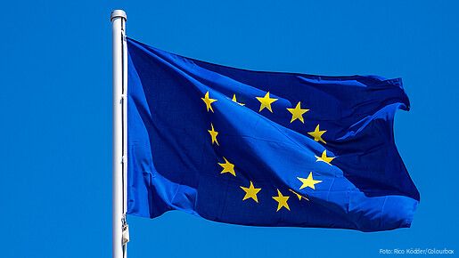 Das Foto zeigt eine Europaflagge, die im Wind flattert.