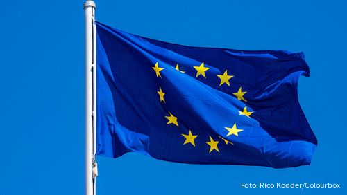 Das Foto zeigt eine Europaflagge, die im Wind flattert.