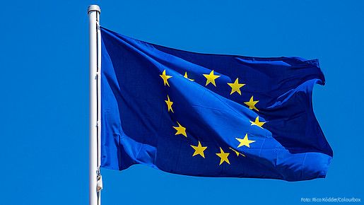 Das Foto zeigt eine Europaflagge, die im Wind flattert.