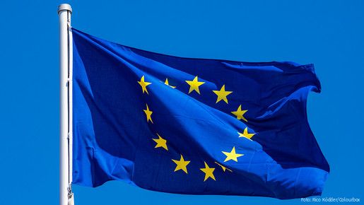 Das Foto zeigt eine Europaflagge, die im Wind flattert.