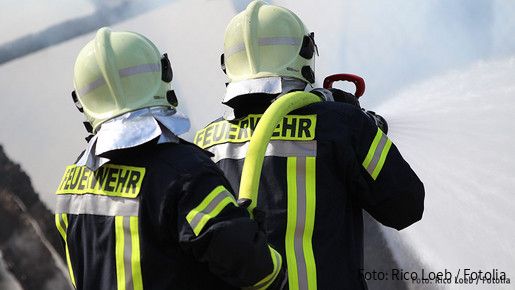 Feuerwehrleute beim Löschen
