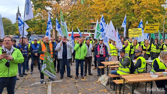 Landesbeschäftigte haben in Dresden für Bewegung in der Einkommensrunde der Länder protestiert.