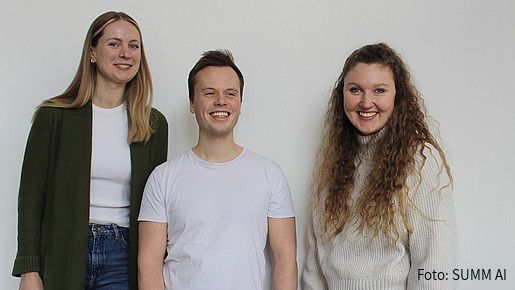 Das Foto zeigt das Gründungsteam von SUMM AI: Vanessa Theel, Nicholas Wolf und Flora Geske (von links).