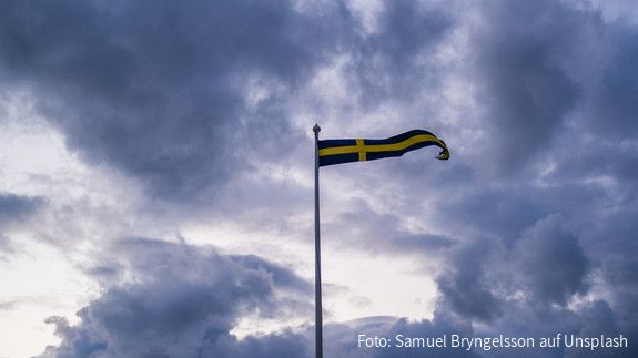 Die schwedische Flagge weht im Wind