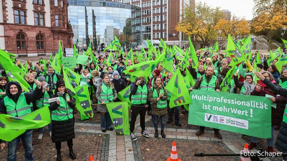 Protestaktion der VBE auf dem Dortmunder Friedensplatz im Rahmen der Einkommensrunde Viele Menschen mit hellgrünen Fahnen demonstrieren auf dem Dortmunder Friedensplatz