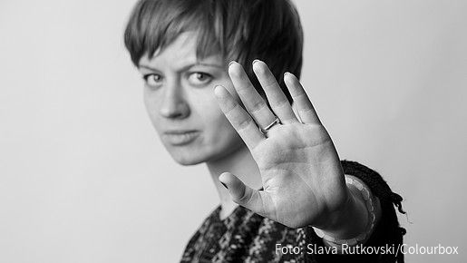 Foto zum Thema Gewalt gegen Frauen: Zu sehen ist eine Frau, die ihre Hand hebt und damit STOP symbolisiert.