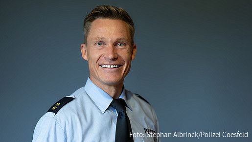 Foto zum Thema "sicherimdienst": Zu sehen ist ein Porträt von Andre Niewöhner, der die Arbeit des Netzwerks koordiniert. Er trägt eine Polizeiuniform.