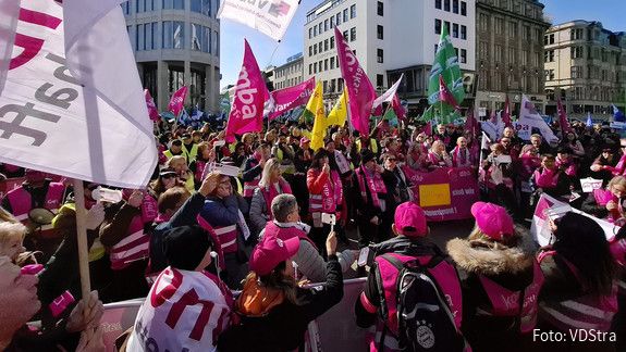 Wertschätzung muss auch im Geldbeutel ankommen Das Foto zeigt die Demo des dbb zur EKR 2025 in Hannover.