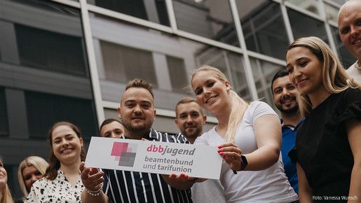 Zu sehen sind Mitglieder der dbb jugend mit einem Schild, auf dem "dbb jugend" steht.