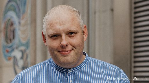 Foto zum Thema Koch werden: Zu sehen ist Toni, der die Ausbildung im öffentlichen Dienst gemacht hat und seinen Werdegang schildert.