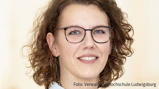 Foto zum Thema Bürokratieabbau: Zu sehen ist Dr. Iris Rauskala, Rektorin der Verwaltungshochschule Ludwigsburg in Baden-Württemberg. 