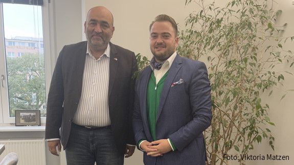 Haben über Fachkräftemangel und Jugendarbeitslosigkeit gesprochen: Omid Nouripour, Bundesvorsitzender von Bündnis90/Grüne, und Matthäus Fandrejewski, Vorsitzender der dbb jugend.