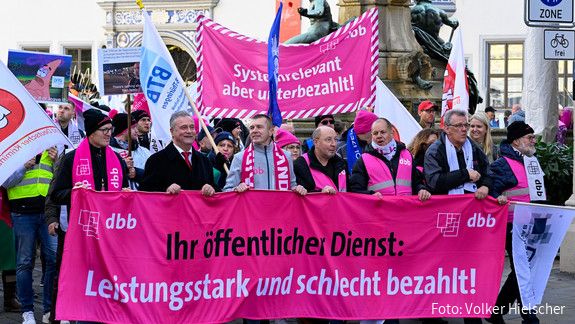 Einkommensrunde 2023 mit der TdL: Demo in Erfurt