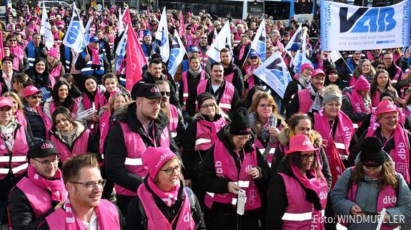 Über 1.200 Menschen in rosa Warnwesten stehen auf dem Dürener Kaiserplatz