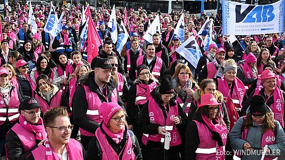 Über 1.200 Menschen in rosa Warnwesten stehen auf dem Dürener Kaiserplatz