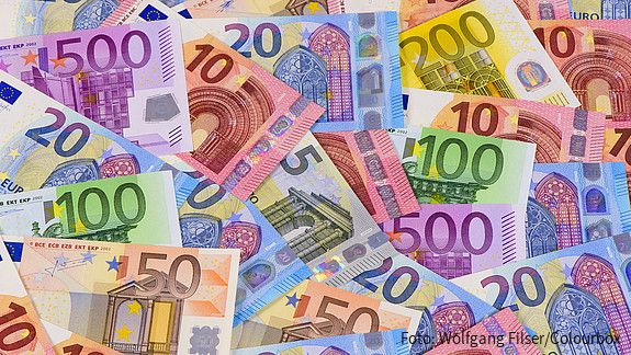 Das Foto zeigt Euro-Banknoten.
